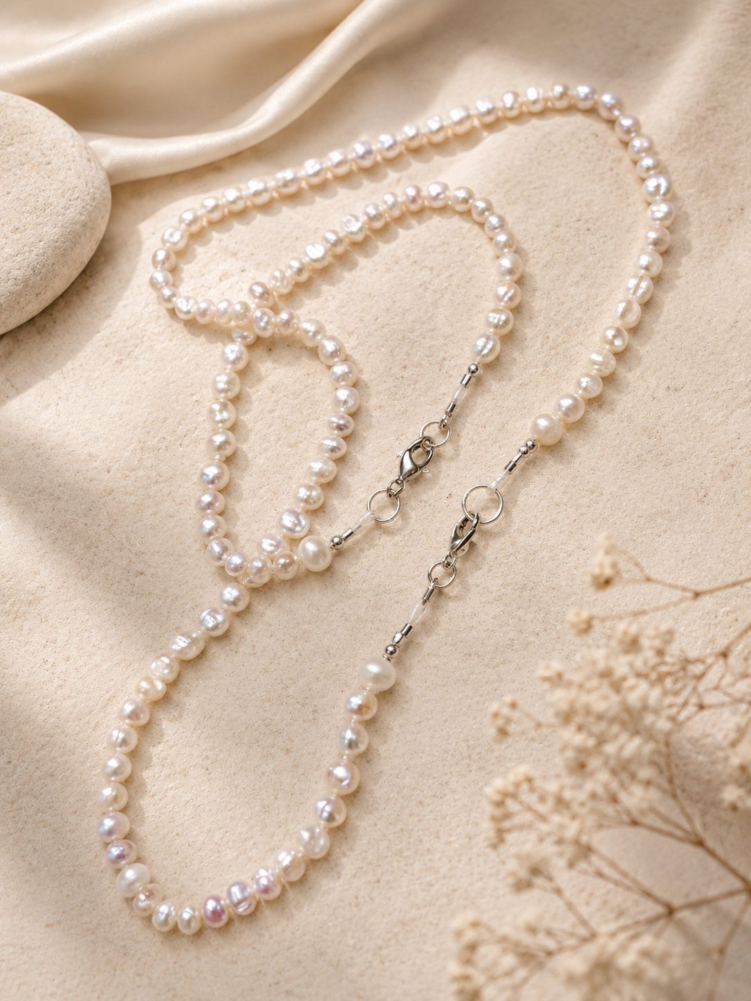 Elaboración artesanal de collar de perlas Aura Perla